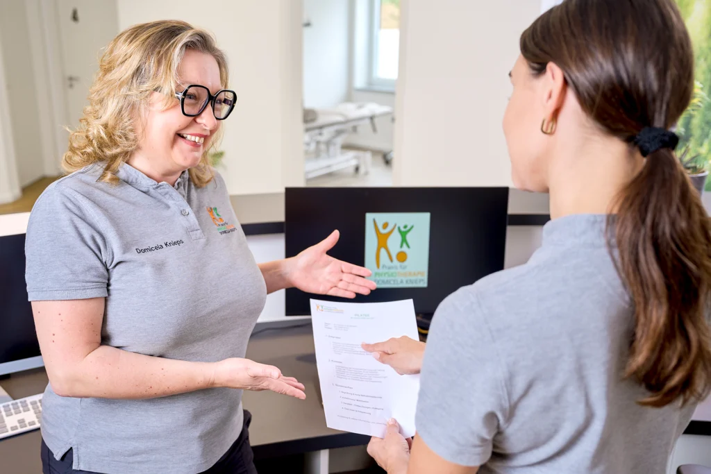 Domicela Knieps berät zu physiotherapeutischen Maßnahmen.