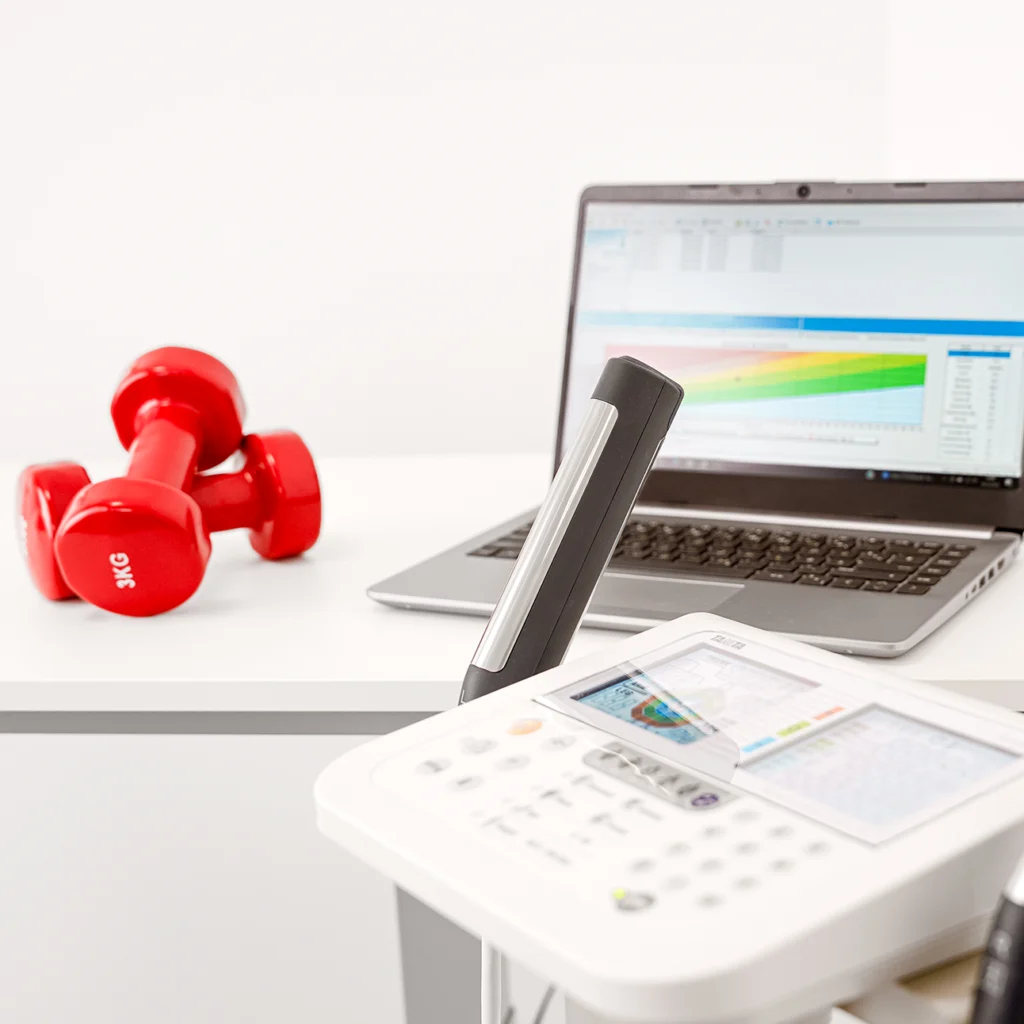 Im Hintergrund ein Laptop, der mit dem Display der Körperwaage gekoppelt ist.