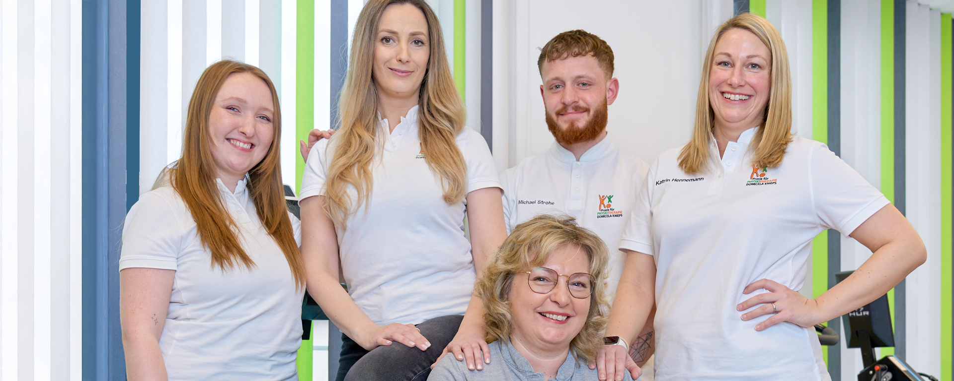 Einige Teammitglieder reihen sich um die Praxisinhaberin Domicela Knieps.